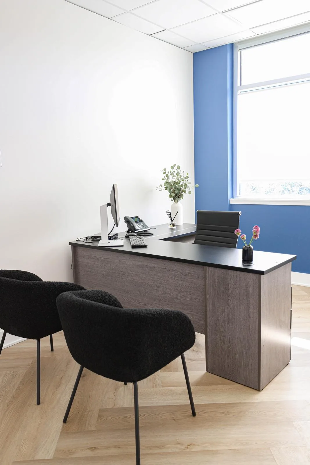 Modern office space with desk and chairs at HopeBridge Recovery, a detox center in Philadelphia.