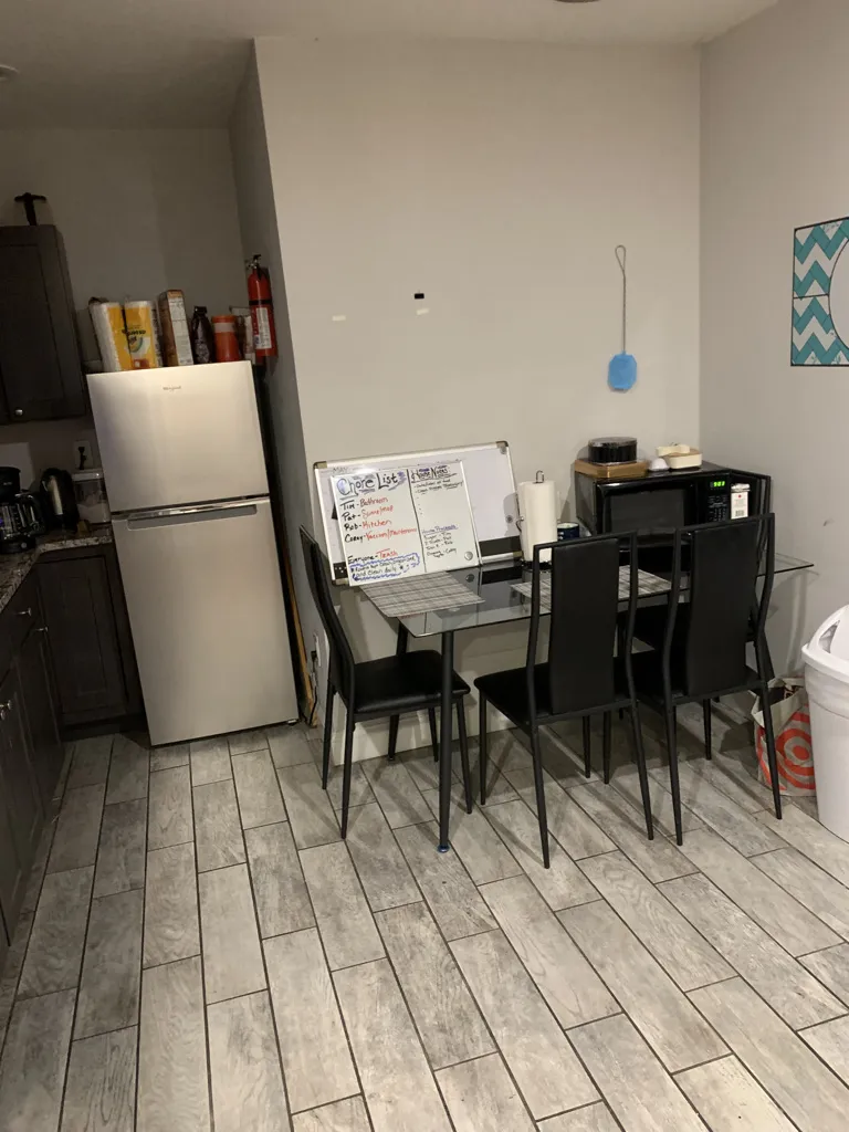 Men's Sober House - Photo 2